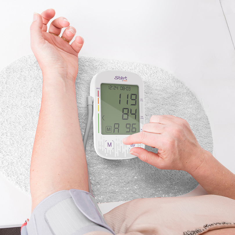 iHealth BPA klasszikus felkaros vérnyomásmérő használat közben