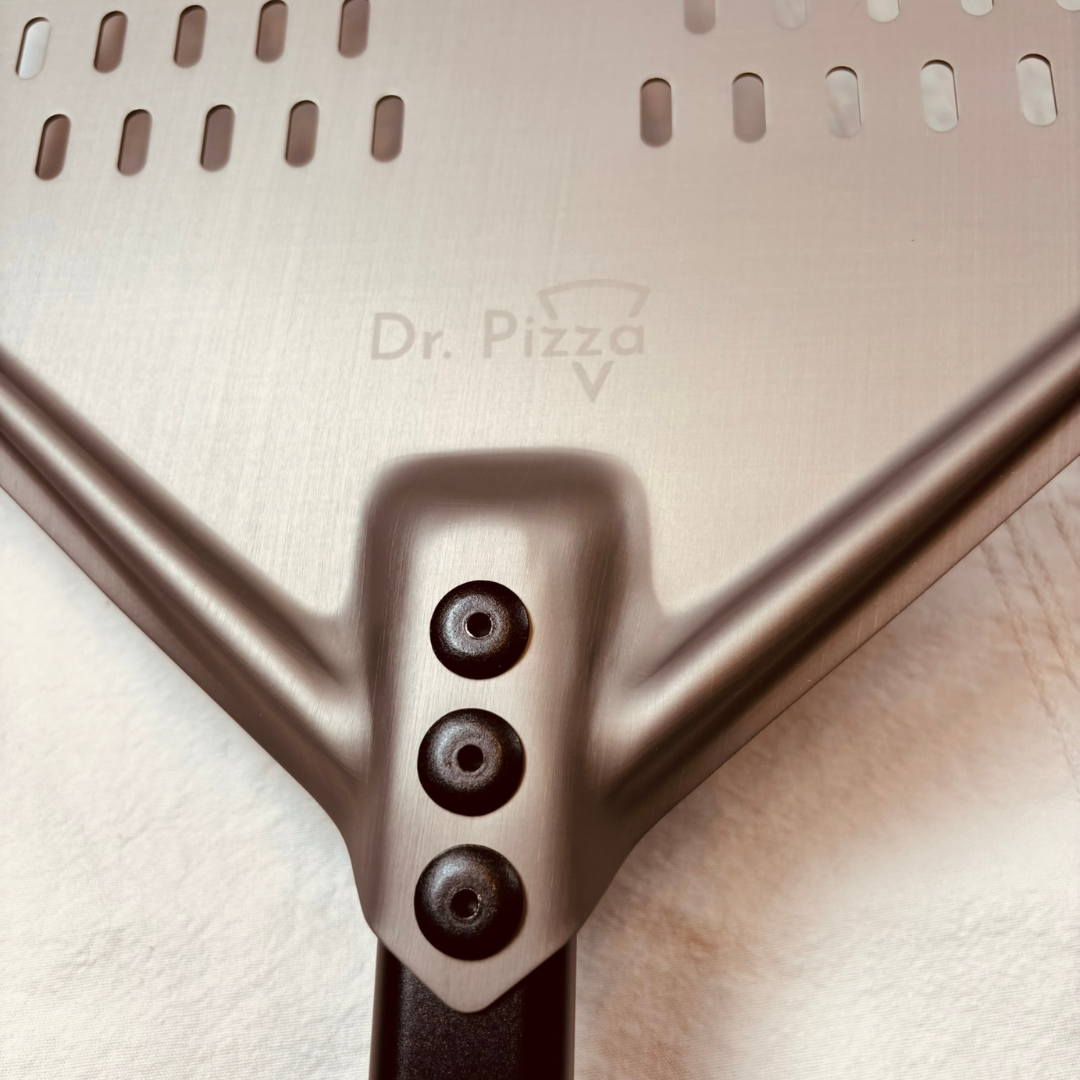 Dr. Pizza 14" perforált alumínium vető pizzalapát rövid nyéllel - Image 2