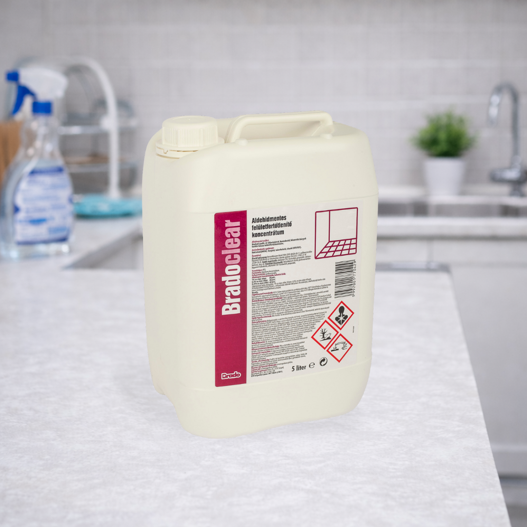 Bradoclear aldehidmentes felületfertőtlenítő koncentrátum 5 literes kannás kiszerelésben használat közben